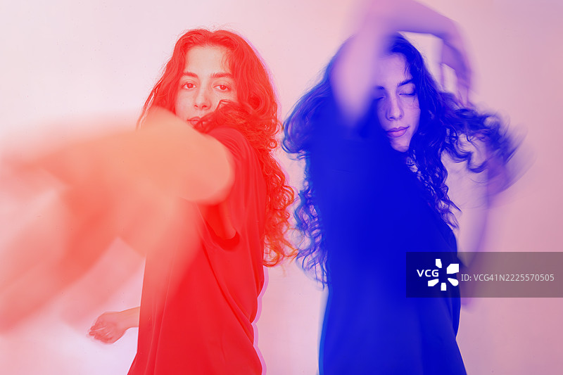 年轻女性在跳舞。双色重复图像图片素材