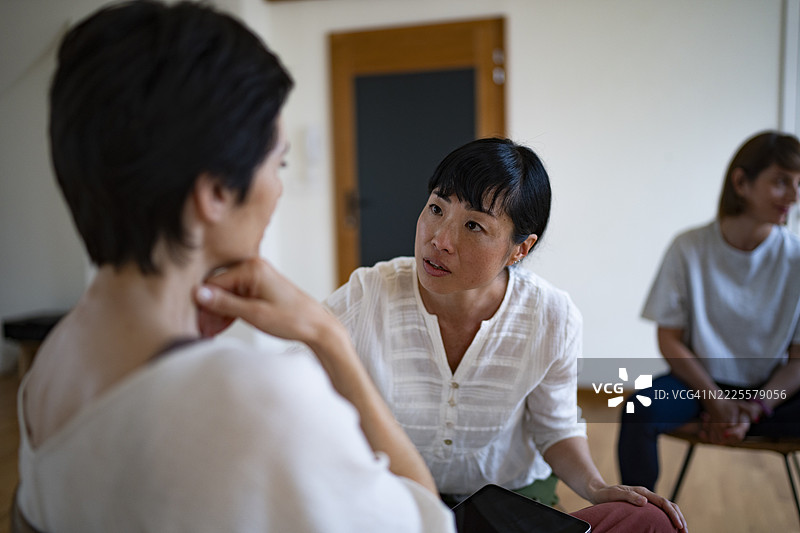 专注的治疗师在治疗过程中倾听患者图片素材