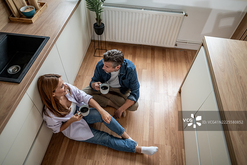 一对情侣在现代厨房中享受咖啡时光图片素材