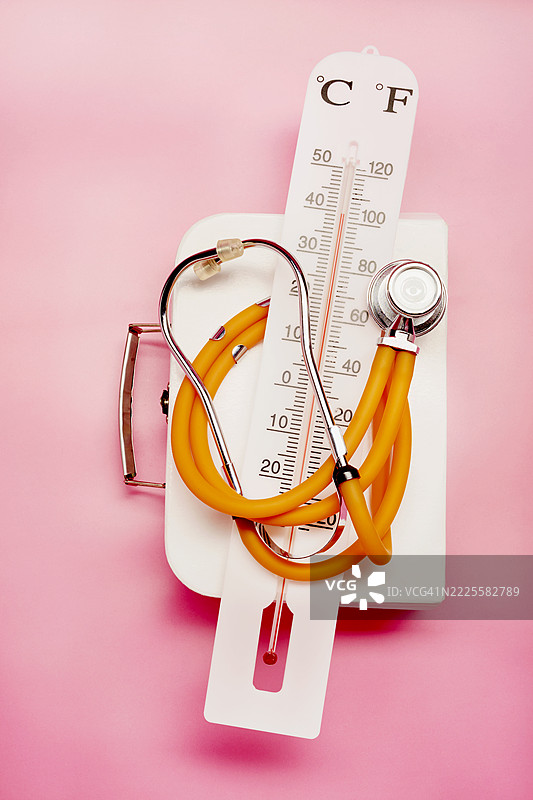 急救包上的温度计和听诊器，背景为粉色图片素材