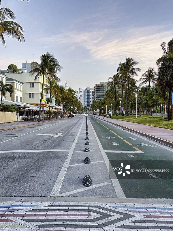 迈阿密海滩，佛罗里达州，美国的海洋大道，棕榈树成行的街道和自行车道图片素材
