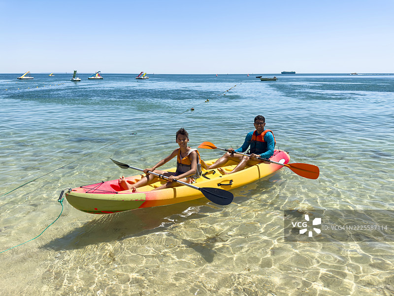 人们在海滩上划皮艇图片素材