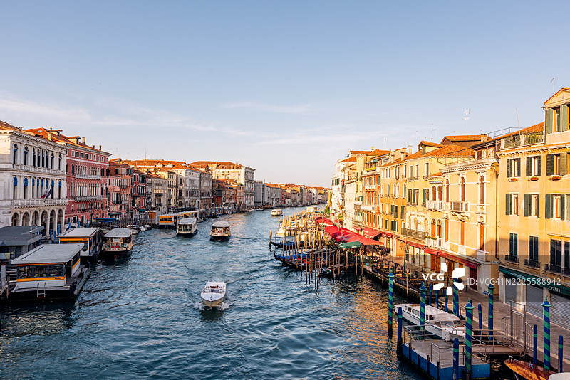 阳光明媚的早晨，威尼斯大运河及城市全景，意大利威尼托地区图片素材