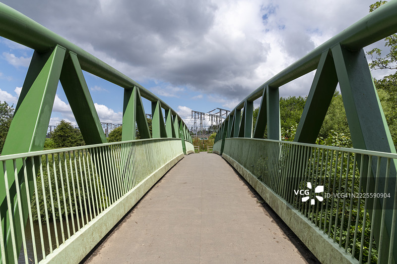 英格兰大曼彻斯特斯托克波特的戈伊特河上的人行天桥图片素材