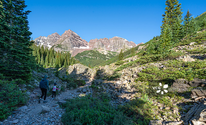 母女俩在美国科罗拉多州中部的阿斯彭雪堆村地区，享受着著名的马鲁恩钟山和夏季野花，背景是壮丽的落基山脉。图片素材