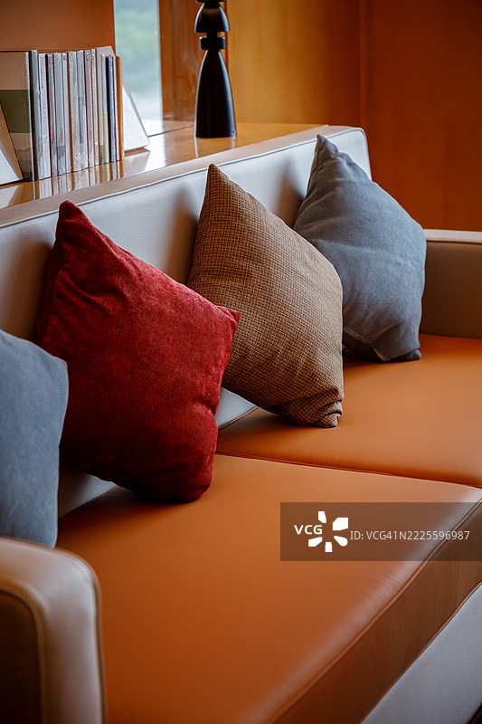 酒店沙发上的枕头图片素材