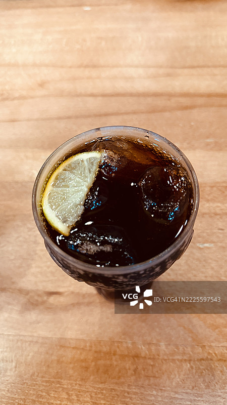 特写镜头中的冰块可乐和一片柠檬图片素材