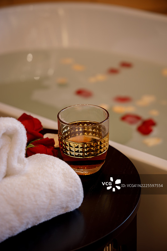 浴缸旁的玫瑰和外国葡萄酒图片素材