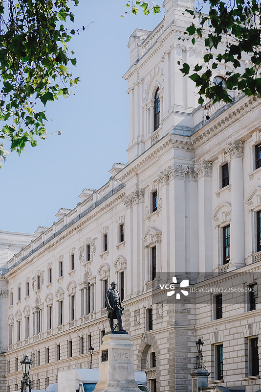 走向位于英国伦敦怀特霍尔的罗伯特·克莱夫雕像。克莱夫是孟加拉总督的第一任英国总督。图片素材