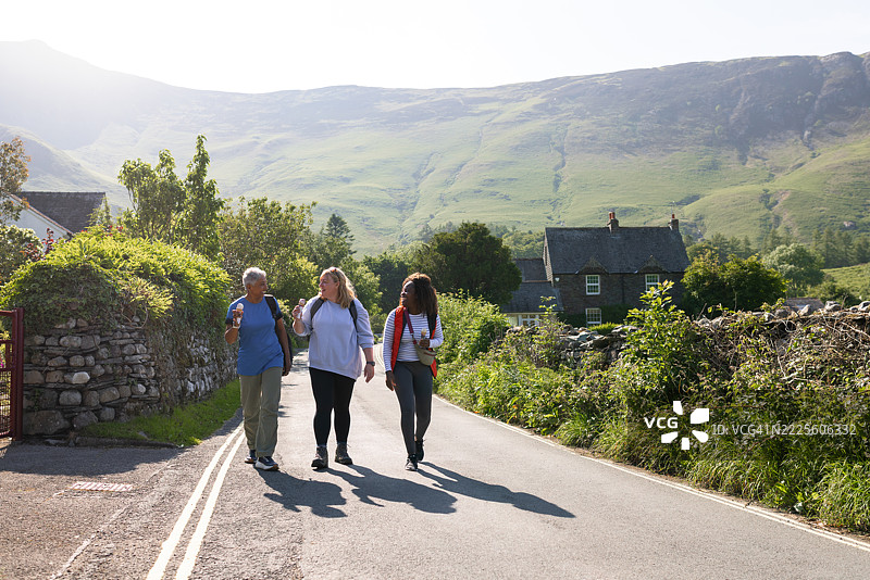 朋友们在乡间散步，手里拿着冰淇淋图片素材