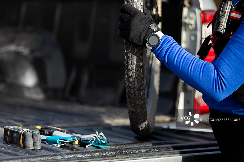 骑自行车的人在出发前准备自行车轮的特写镜头图片素材
