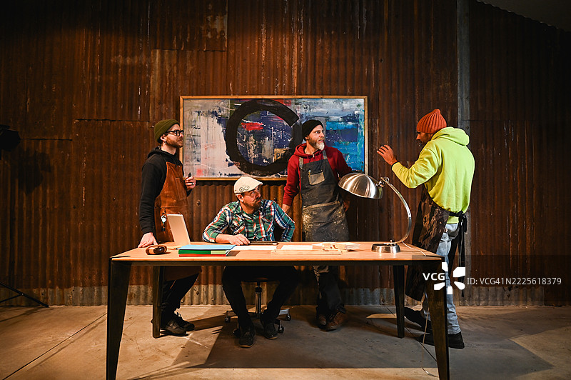 艺术家们在工作室讨论一个项目图片素材