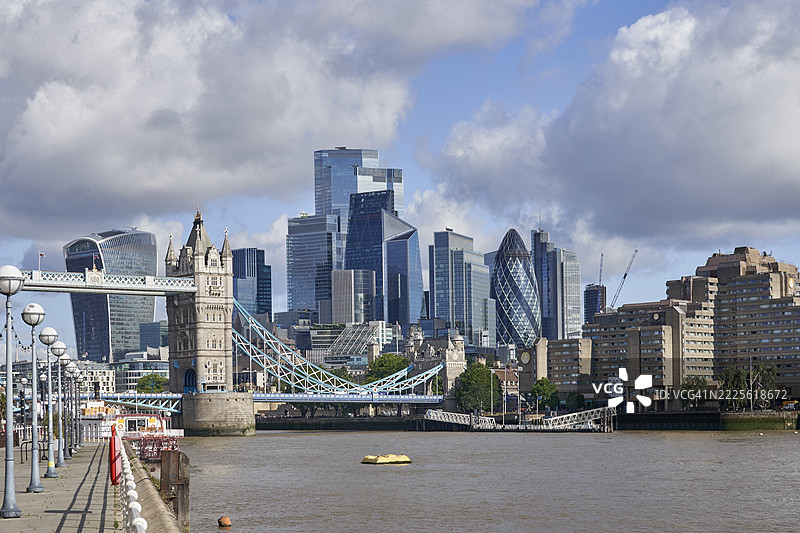 塔桥、瓦平和伦敦市全景。英格兰。英国。图片素材