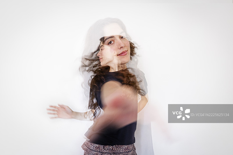 动态双重曝光的年轻女性创意肖像图片素材