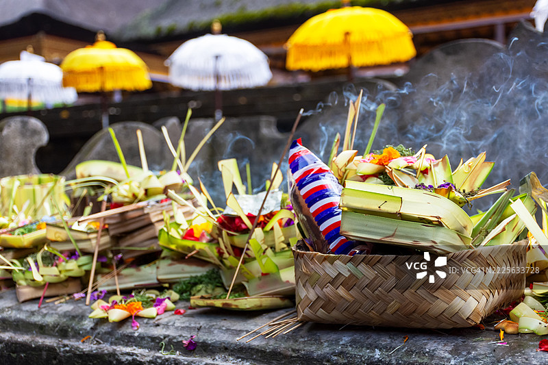 巴厘岛坦帕克西林的提尔塔恩普尔寺庙供品图片素材