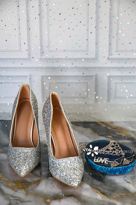 闪亮的高跟鞋和水晶首饰图片素材