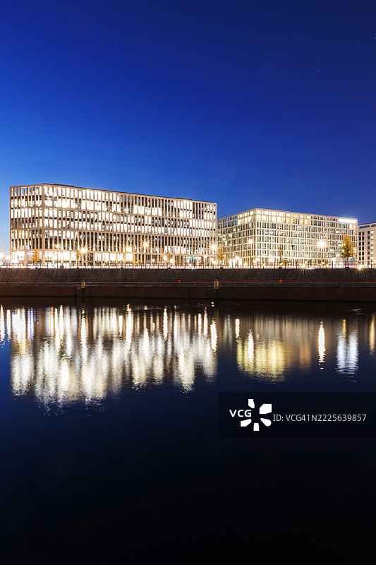 蓝色时刻，斯普雷河旁的现代住宅和办公楼图片素材