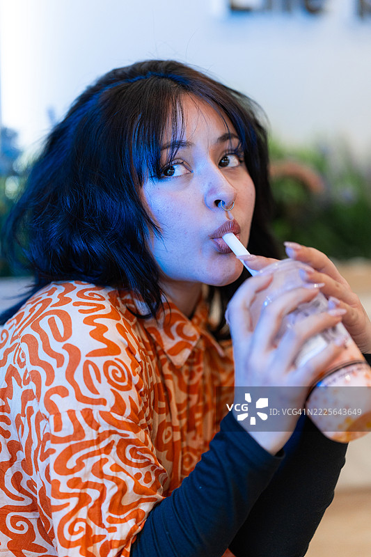 女人在喝奶茶图片素材