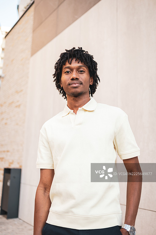年轻的非裔美国男性在城市街道上摆姿势图片素材