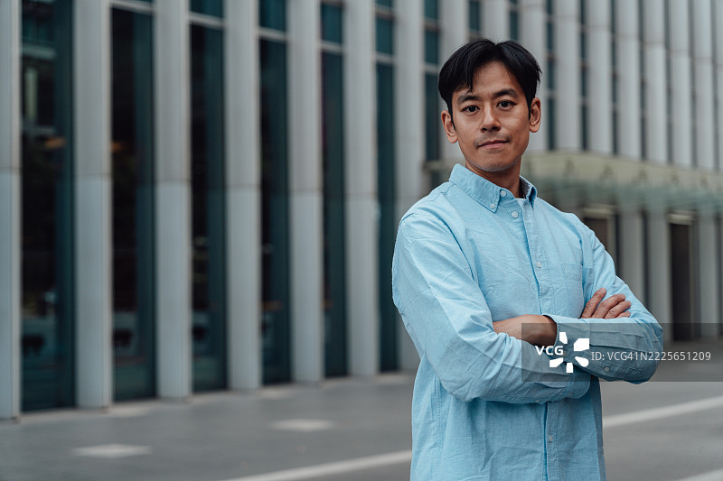 成功自信的商人在办公大楼前的肖像图片素材