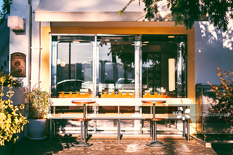 迷人的户外现代餐厅座位区，采用温暖色调和生物亲和设计图片素材