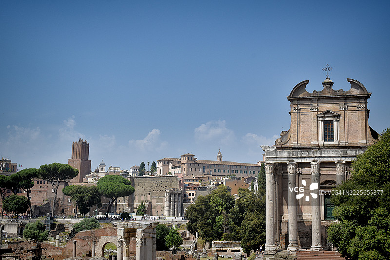 安东尼乌斯·皮乌斯和法乌斯蒂娜女神神庙，位于意大利罗马古罗马广场考古区的上圣道。图片素材