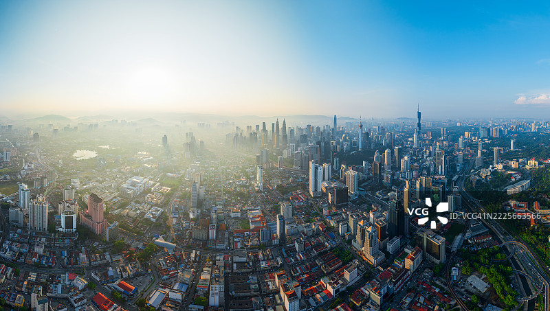 全景吉隆坡：在朦胧晨空下的广袤都市图片素材