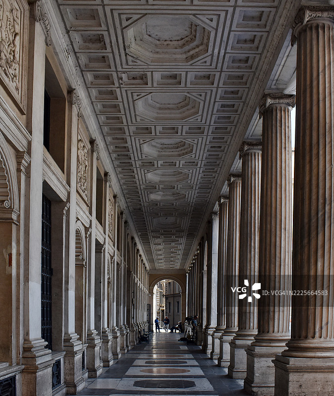 罗马，意大利，科隆纳广场的韦德金宫公共柱廊图片素材