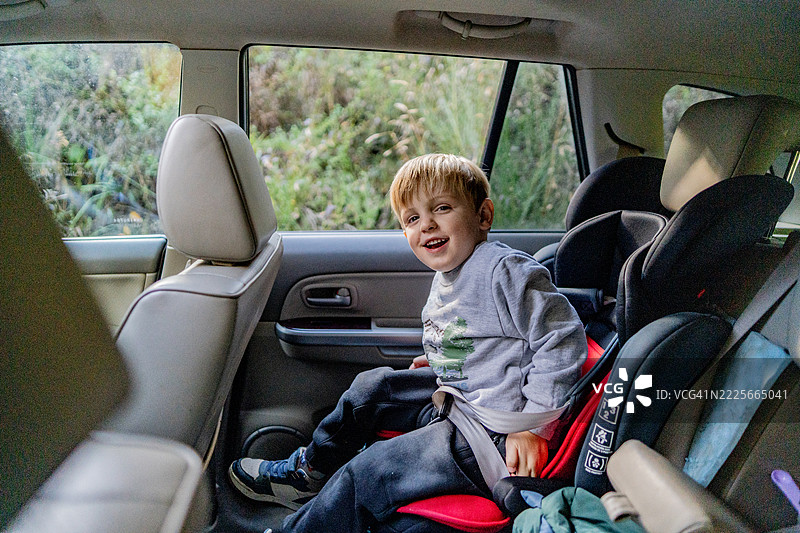 快乐幼儿男孩在汽车旅行中的肖像图片素材
