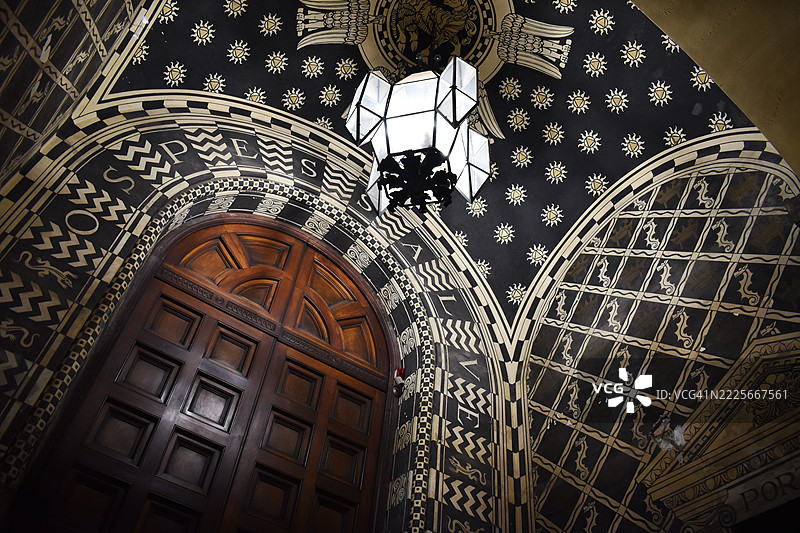 罗马意大利科波德区住宅宫殿的优雅主门，夜景。图片素材