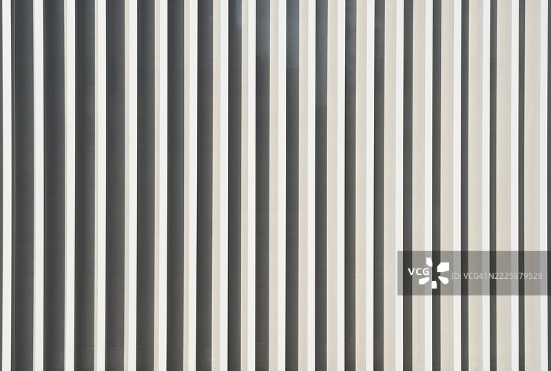 阳光下的条纹金属墙图片素材