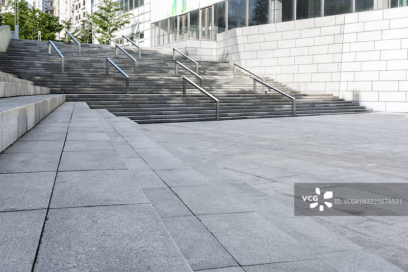 现代建筑外的空旷市中心广场图片素材