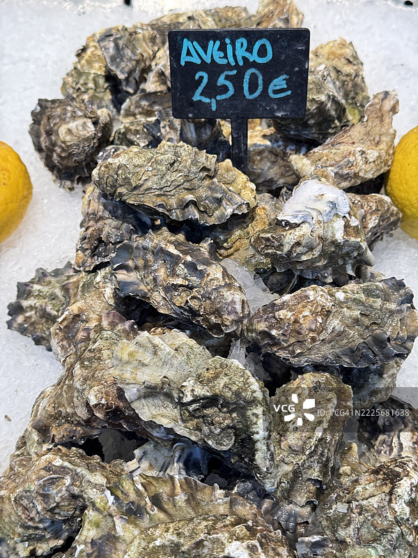 在葡萄牙波尔图著名市场博尔哈市场出售的阿维罗生蚝图片素材