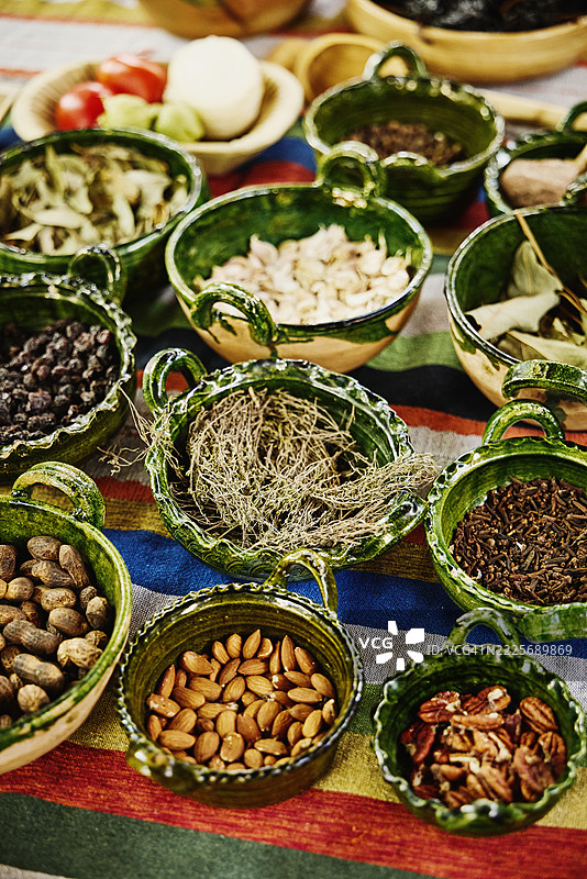 中景拍摄的当地陶器，装满了用于烹饪的瓦哈卡食材图片素材