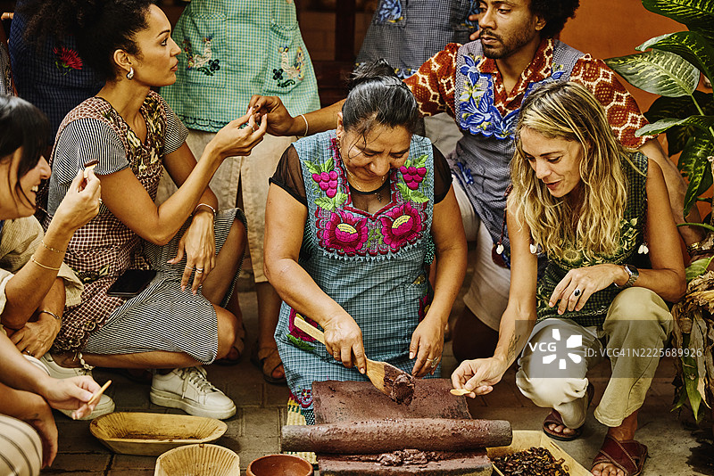 中景拍摄学生们品尝新鲜制作的热巧克力浆图片素材