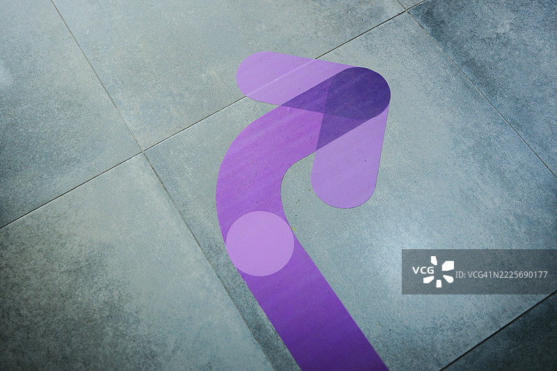 现代瓷砖地面上的紫色指示箭头贴纸图片素材