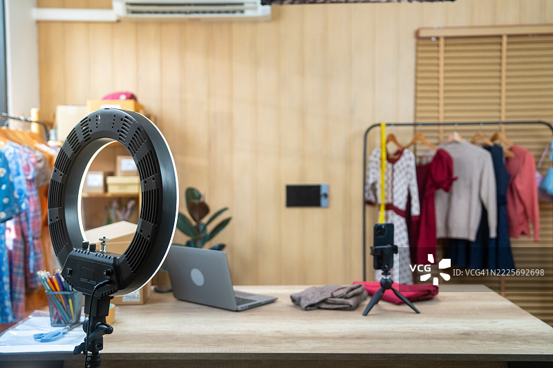 时尚博主准备直播，正在用环形灯布置工作室图片素材