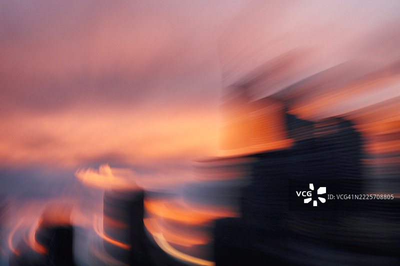 星际投影。城市维度中的宇宙太阳风图片素材