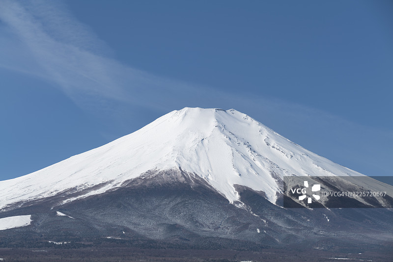 蓝天映衬下的雪山富士山图片素材