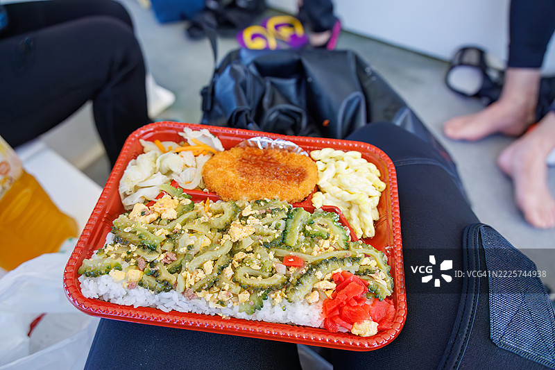 在游艇上供应一份丰盛且非常便宜的冲绳风格便当午餐。图片素材