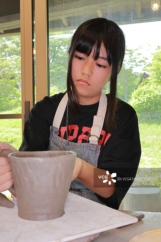 用温柔的双手塑造梦想：年轻艺术家走进陶艺与创意表达的心灵之旅图片素材