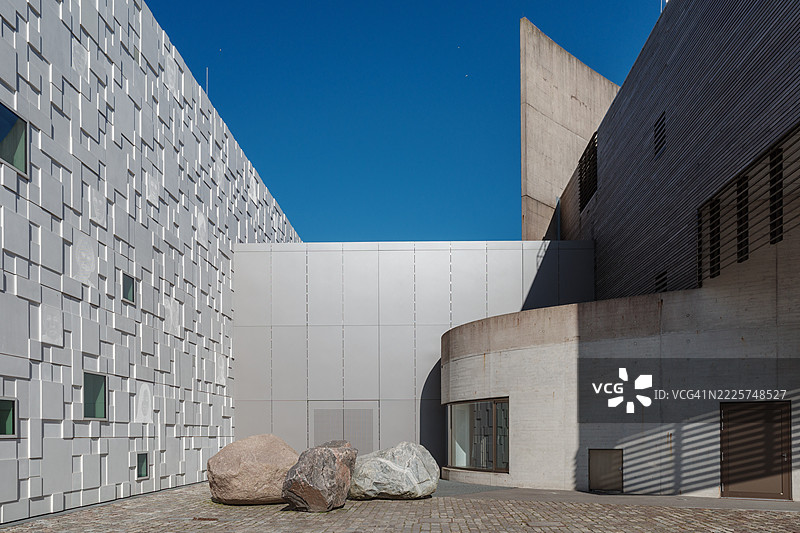 户外白天拍摄展示了德意志移民博物馆现代建筑元素的复杂交织。图片素材