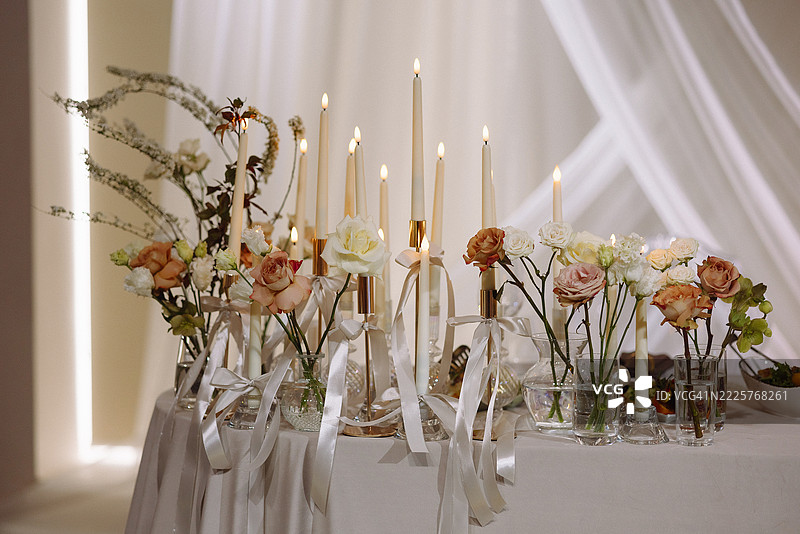 优雅的宴会桌，中央摆放着烛光装饰图片素材