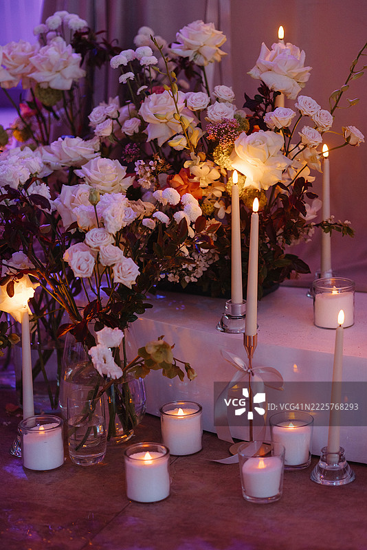 优雅的宴会桌，中央摆放着烛光装饰图片素材