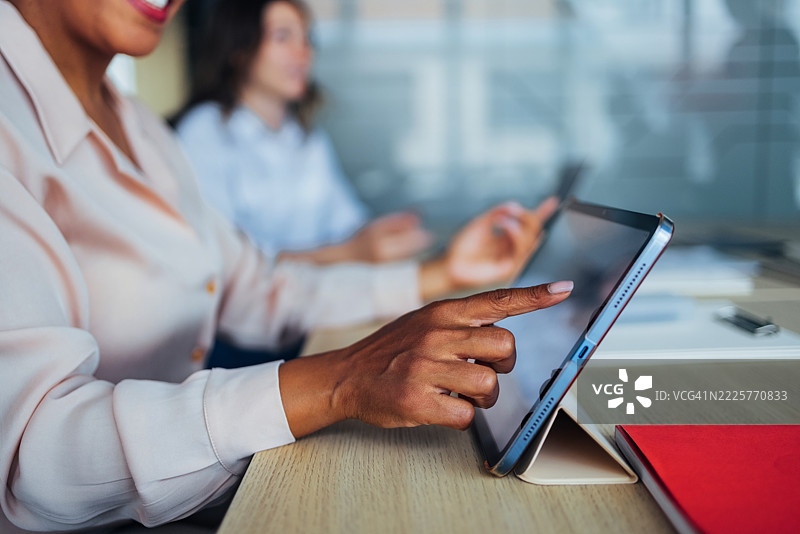 在商务会议中强调现代科技的专业合作图片素材