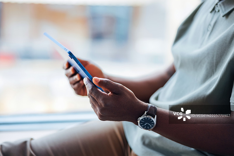 室内使用平板设备的人的特写镜头图片素材