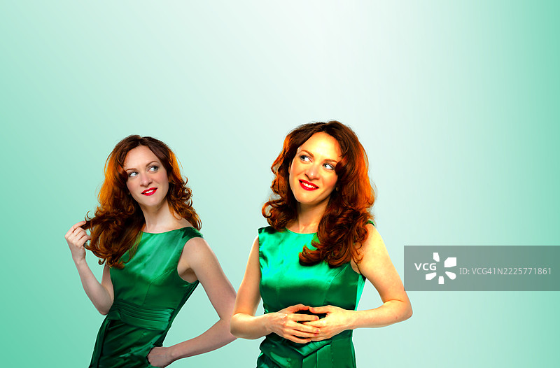 成年女性的数字双胞胎图片素材