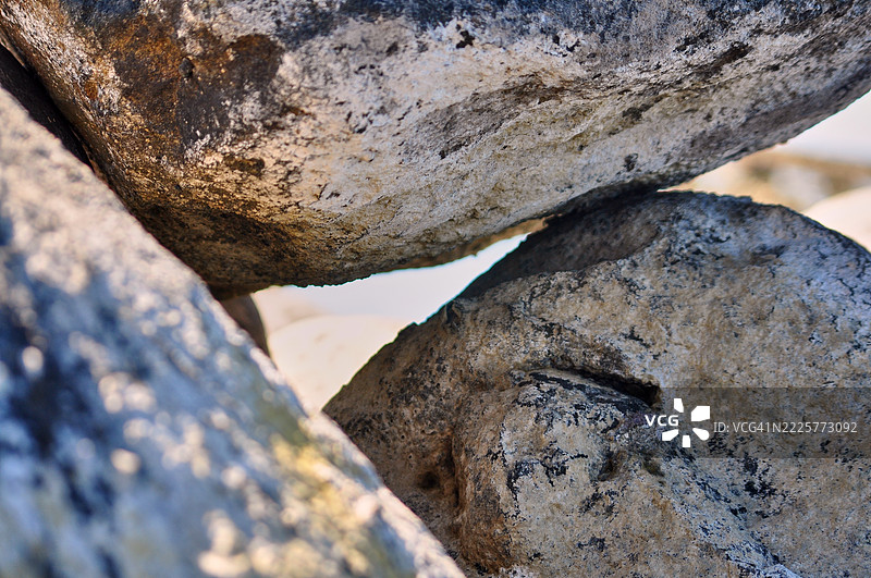 特写低角度视图展示了几块大型风化岩石。图片素材