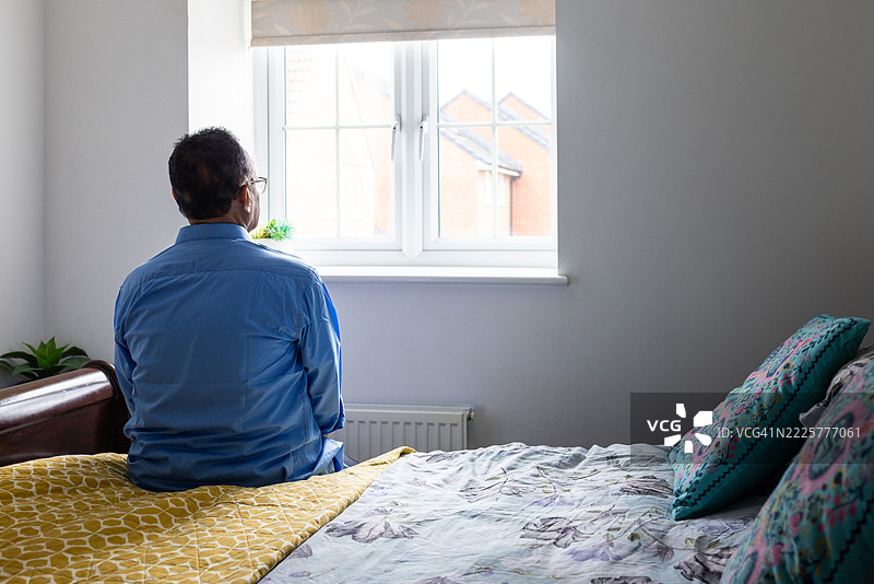 老年男性的孤独感图片素材