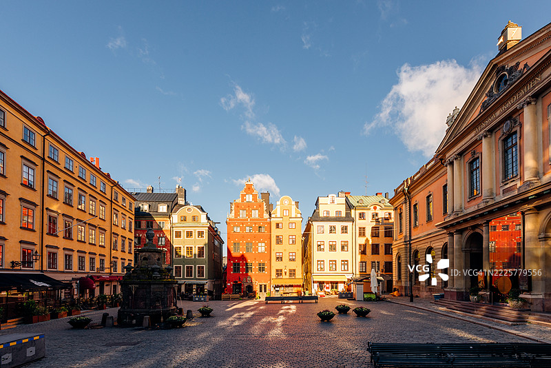 瑞典斯德哥尔摩阳光明媚的早晨，斯多尔托广场的广角视图图片素材